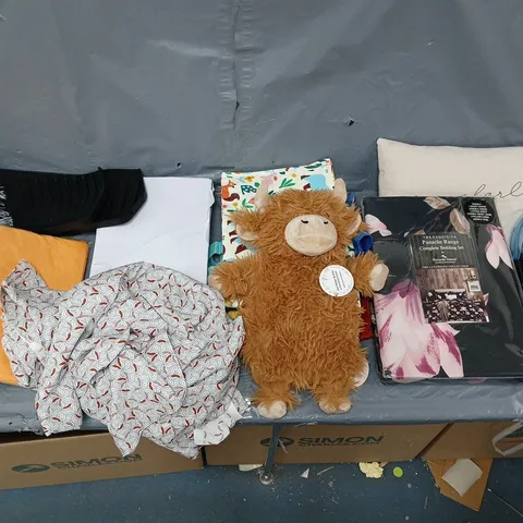 BOX OF APPROXIMATELY 15 ASSORTED ITEMS TO INCLUDE - THROW PILLOW, BEDDING SET, AND SHOPPING BAGS ETC. 