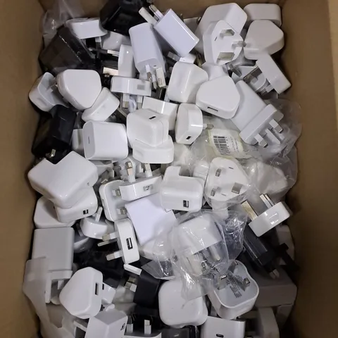 BOX OF APPOXIMATELY 30 ASSORTED USB CHARGING PLUGS 