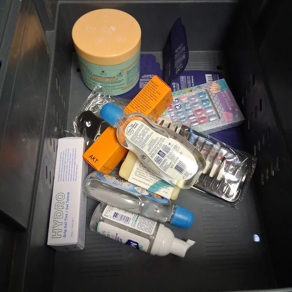 APPROXIMATELY 20 ASSORTED HEALTH AND BEAUTY PRODUCTS TO INCLUDE; AKT, NATUE SPELL, MEDIPURE, THE ORDINARY AND SUMAX
