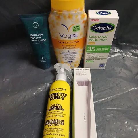 APPROXIMATELY 15 ASSORTED HEALTH & BEAUTY PRODUCTS TO INCLUDE HEAD MASSAGER, FACIAL MOISTURISER, VAGISIL ETC 