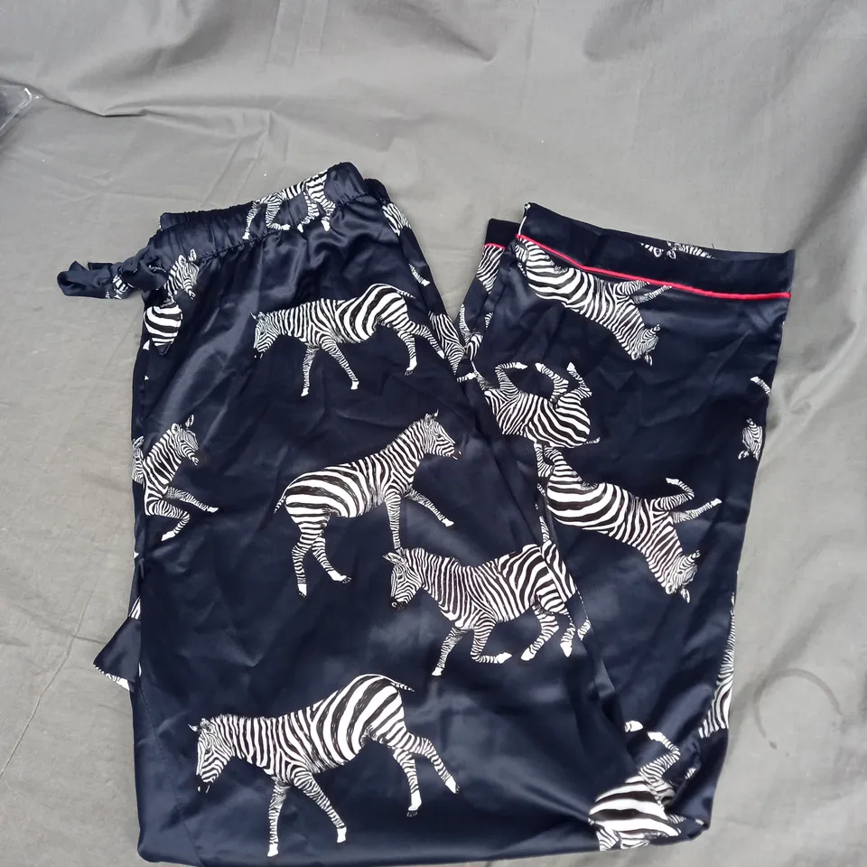 CHELSEA PEERS SATIN BUTTON UP LOUNGE SET IN NAVY ZEBRA SIZE 16