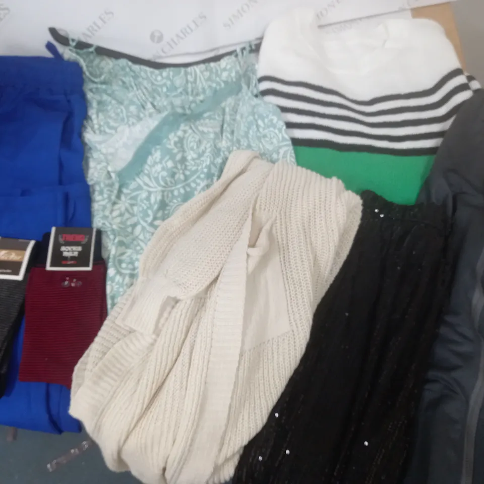 LARGE QUANTITY OF ASSORTED CLOTHING ITEMS