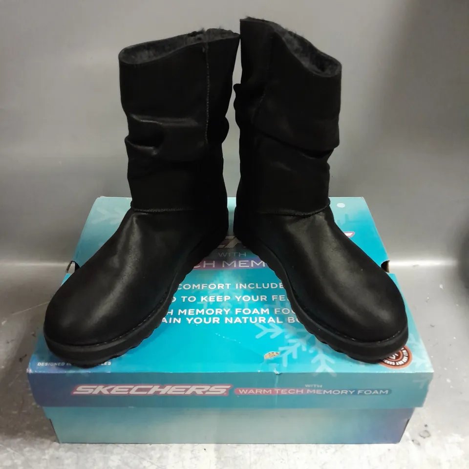 BOXED PAIR OF SKECHERS KEEPSAKES 2.0 UPLAND BOOTS IN BLACK SIZE WOMENS UK 8