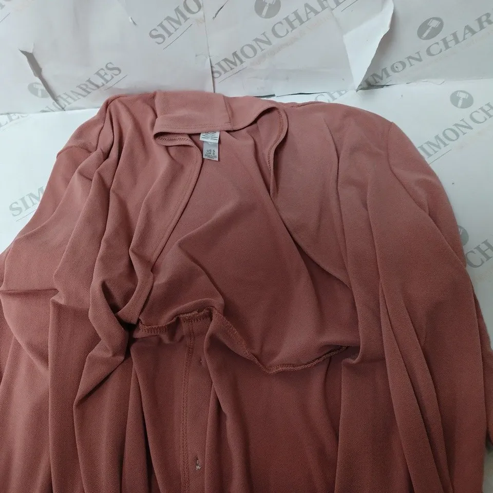 APPROXIMATELY 10 CLOTHING INCLUDING: LOMG SLEEVE SHIRTS BY WYNNE LAYERS (ALL OF DIFFERENT SIZES AND COLOURS)