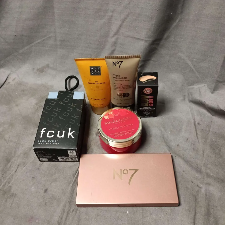 APPROXIMATELY 20 ASSORTED COSMETIC ITEMS TO INCLUDE FCUK SOAP ON A ROPE, BAYLIS AND HARDING BATH SOAK CRYSTALS, NO 7 FACE PALETTE, NO 7 TINTED MOISTURISER, SOAP AND GLORY ETC