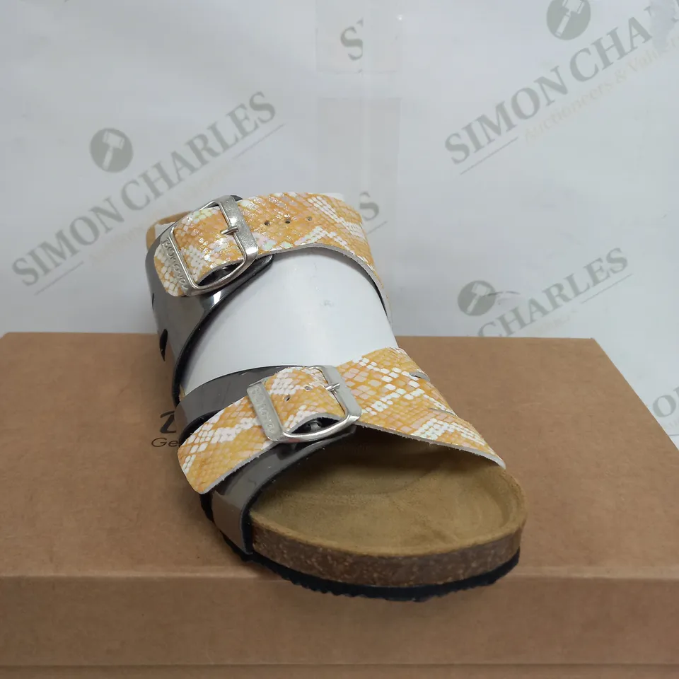 BONOVA FLORAL FOOTBED SANDAL - SIZE 6