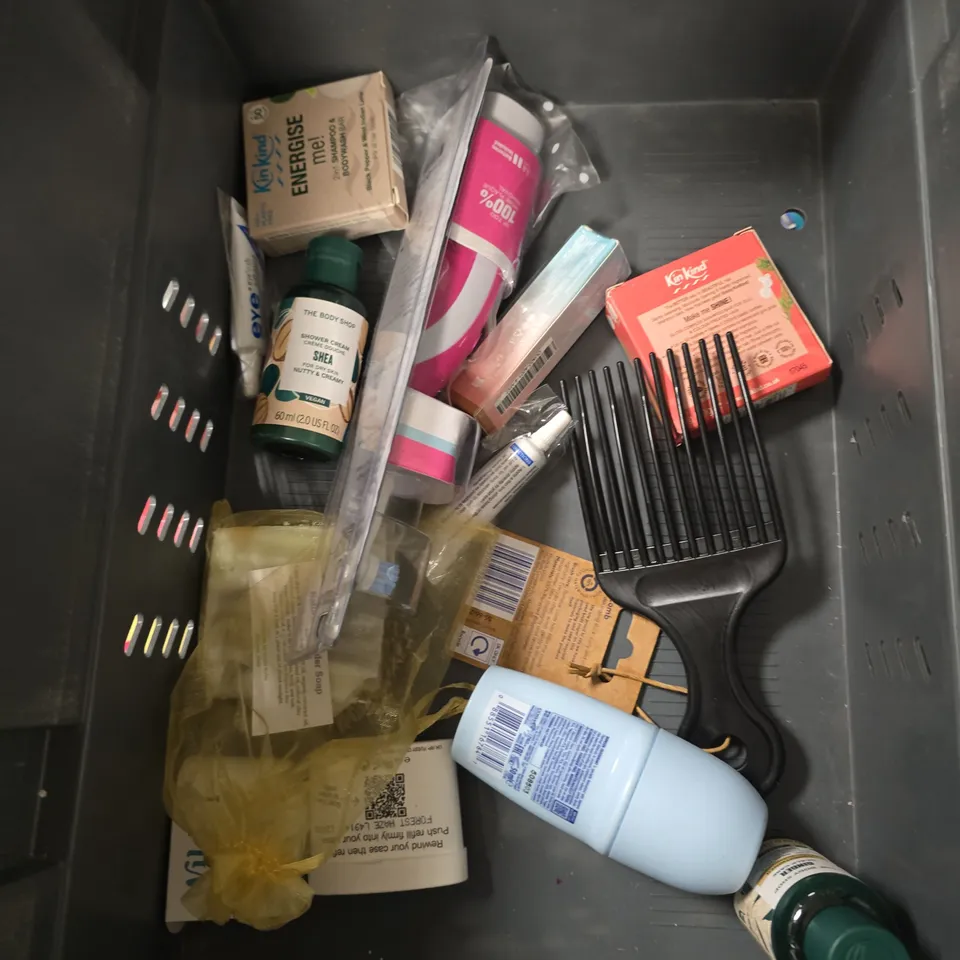 APPROXIMATEY 20 ASSORTED HEALTH AND BEAUTY PRODUCTS TO INCLUDE - ELF PUTTY PRIMER - FUSSY DEODORANT REFILLS - ODDBALLS BALL DEODORANT - ETC - COLLECTION ONLY