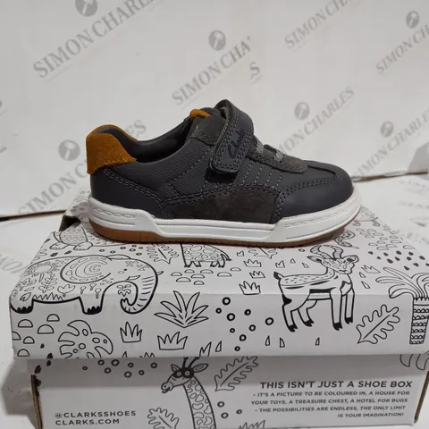 BOXED CLARKS GREY FAWN FAMILY T CHILDRENS SHOES - SIZE UK 6 CHILDS 