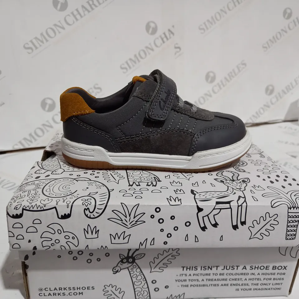BOXED CLARKS GREY FAWN FAMILY T CHILDRENS SHOES - SIZE UK 6 CHILDS