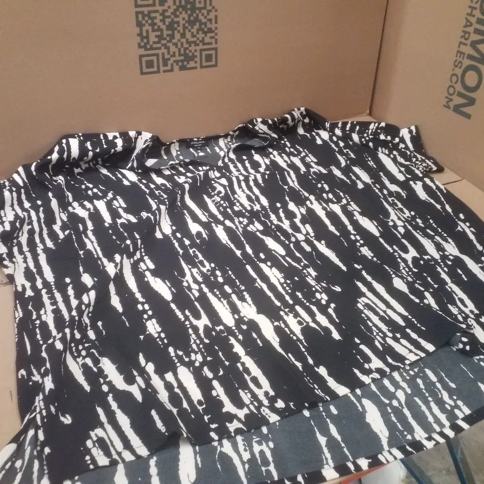 BOX CONTAINING APPROXIMATELY 13X BRAND NEW JD WILLIAM'S TOP - COLOUR MONO PRINT - SIZE 14