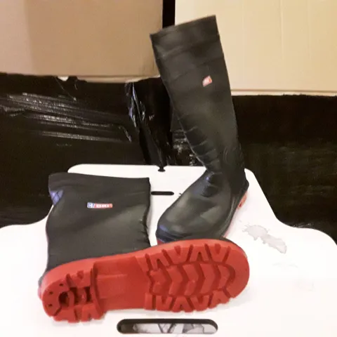 PALLET OF BOXES CONTAINING DRI FOOTWEAR PVC SAFETY BOOTS SIZE 10.5 