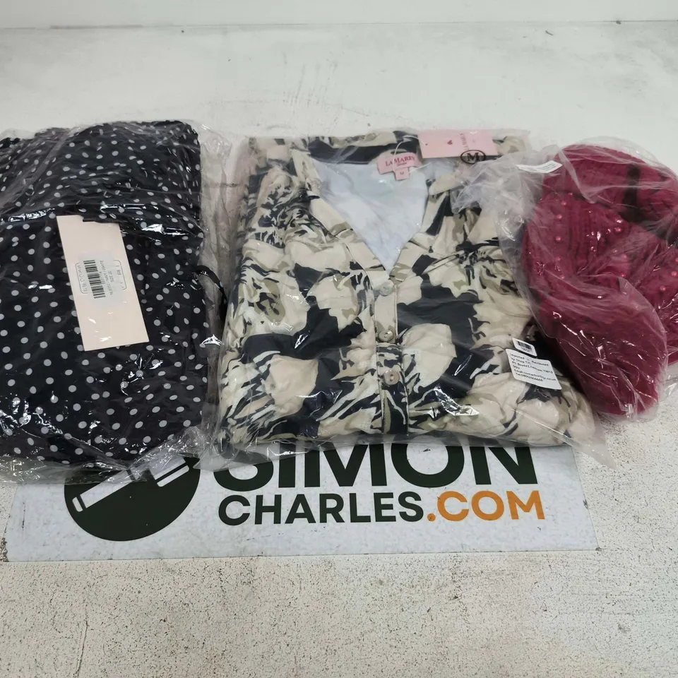 APPROXIMATELY 15 ASSORTED WOMENS CLOTHING ITEMS IN VARIOUS SIZES & STYLES
