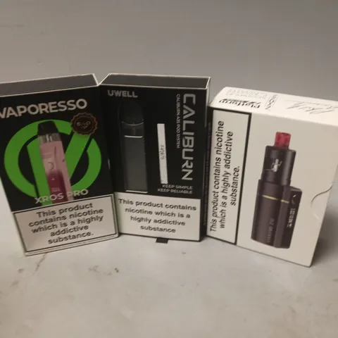 APPROXIMATELY 20 VAPES & E-CIGARETTES TO INCLUDE VAPORESSO XROS PRO, INNOKIN COOLFIRE Z50 ZLIDE, UWELL CALIBURN, ETC