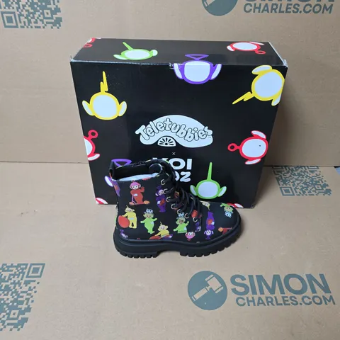 BOXED PAIR OF KOI TELETUBBIES SUPERDOME KIDZ BOOTS - KIDS UK SIZE 12