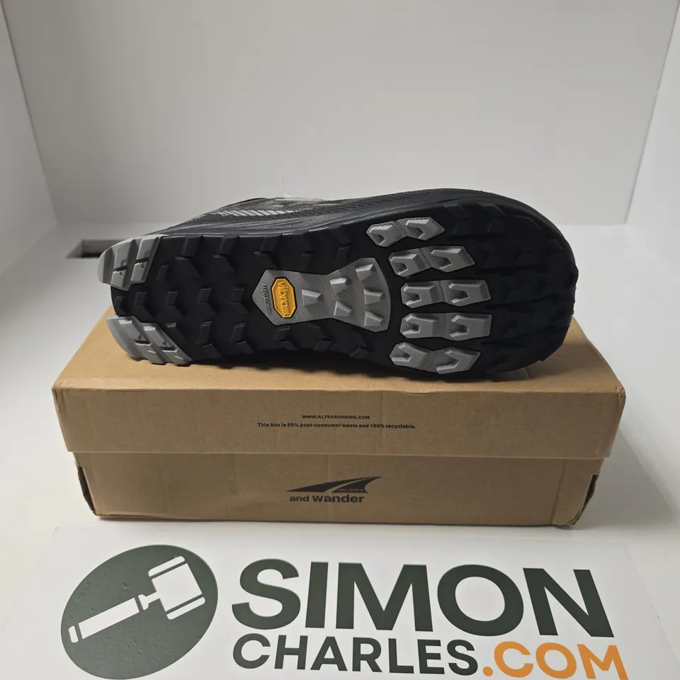 BOXED PAIR OF ALTRA AND WANDER M LONE PEAK 9+ AW TRAINERS - UK 9