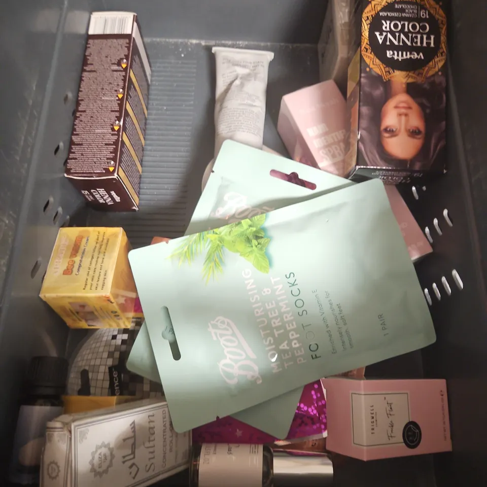 APPROXIMATEY 20 ASSORTED HEALTH AND BEAUTY PRODUCTS TO INCLUDE - HOLY GELS NAIL & CUTICLE OIL - BARE NUTS HAIR REMOVAL CREAM - AKT DEODORANT BALM - ETC