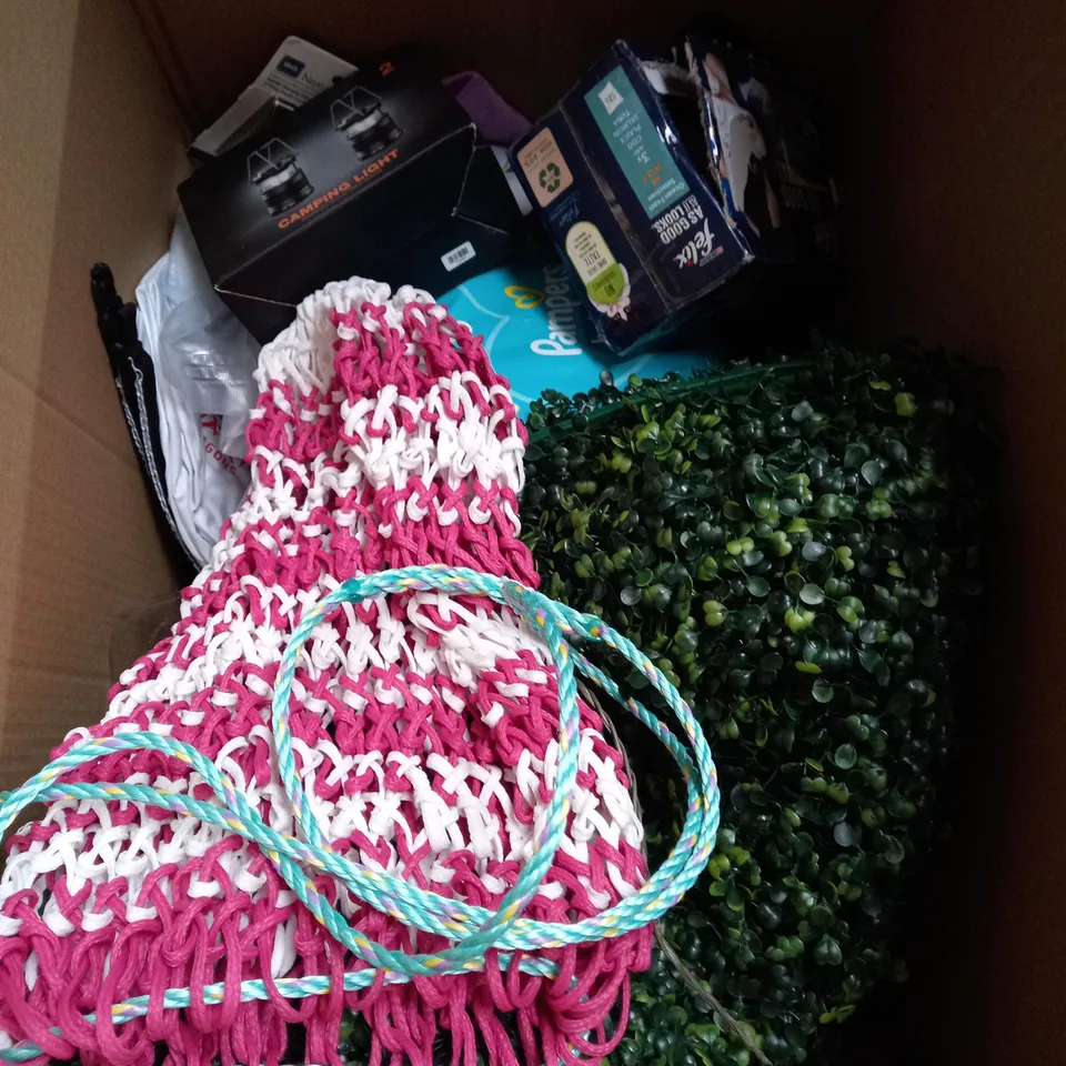 BOX OF APROXIMATELY 12 ASSORTED HOUSEHOLD ITEMS TO INCLUDE BLANKETS , SOWING MACHINE , WAIST DISC , ETC 