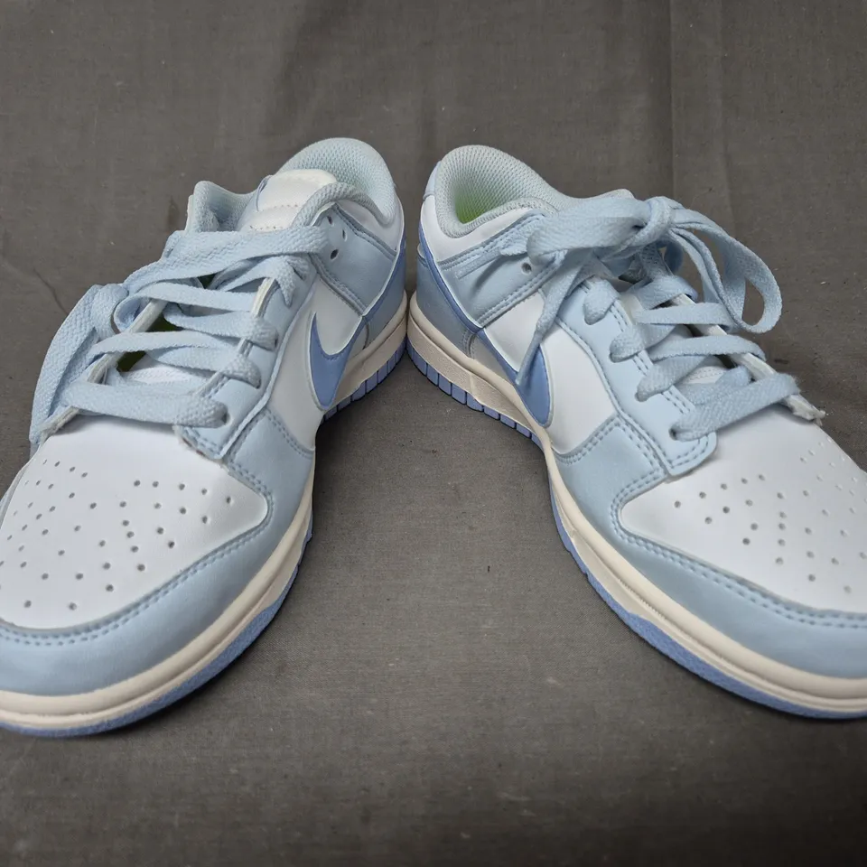 BOXED PAIR OF NIKE WOMEN'S DUNK LOW SHOES IN BLUE/LIGHT BLUE/WHITE UK SIZE 3.5