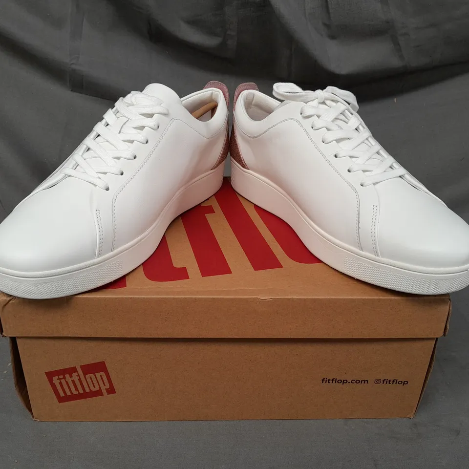 BOXED PAIR OF FITFLOP RALLY CRYSTAL-BACKTAB LEATHER SNEAKERS IN WHITE/BLUSH UK SIZE 9