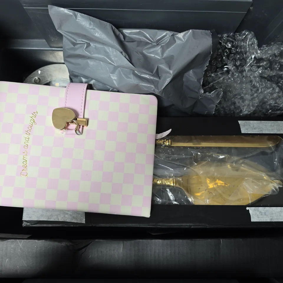APPROXIMATELY 10 ASSORTED HOUSEHOLD ITEMS TO INCLUDE ZIGZAG LAMP, POLYFILLA DECORATORS CHALK, JOURNAL, ETC