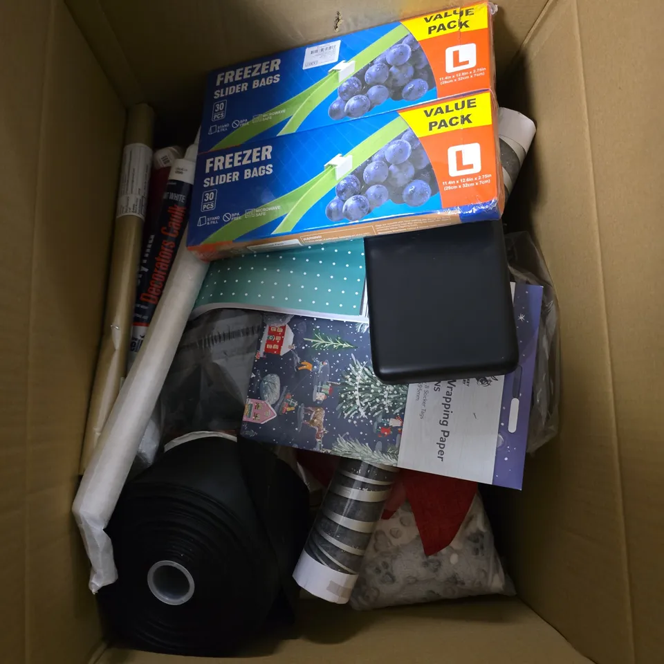 LARGE BOX OF APPROX 5 ASSORTED HOUSEHOLD ITEMS TO INCLUDE FREEZER BAGS, STORAGE BOX AND WALLPAPER 