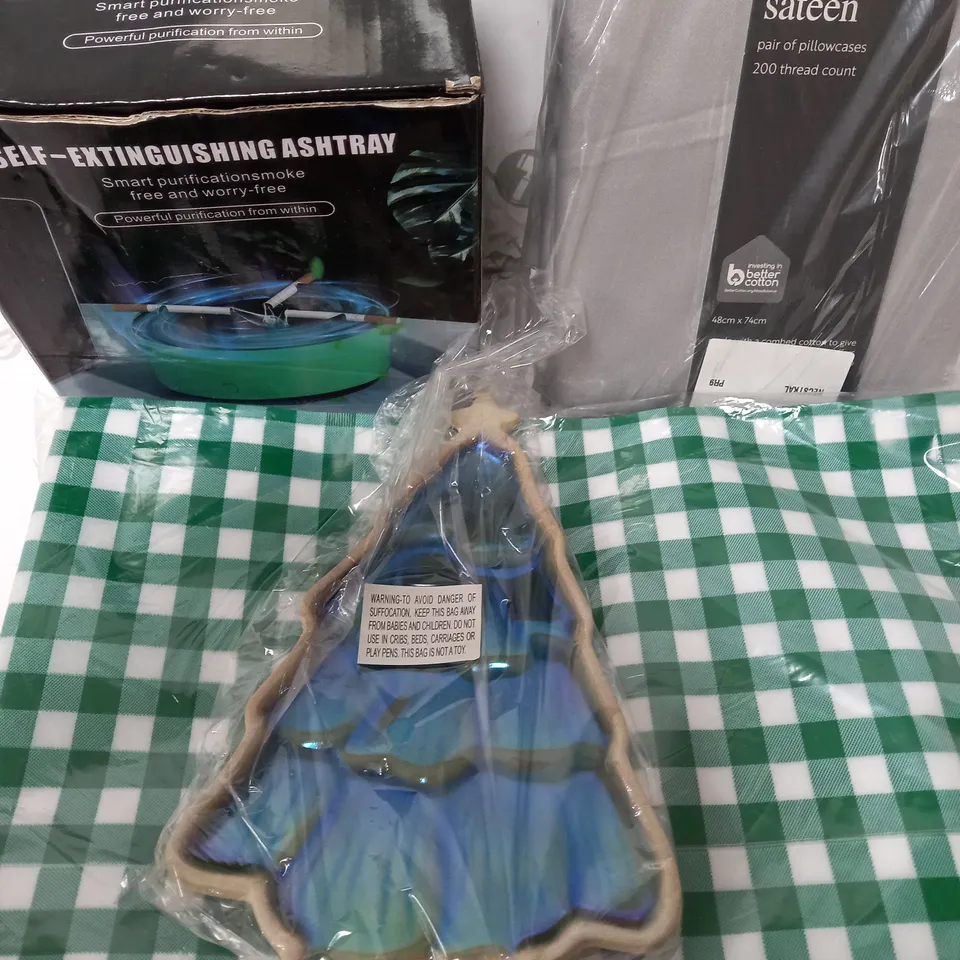 BOX OF ASSORTED ITEMS TO INCLUDE - GREY BED SHEET / SELF-EXTINGUISHING ASHTRAY AND TABLE CLOTHS 