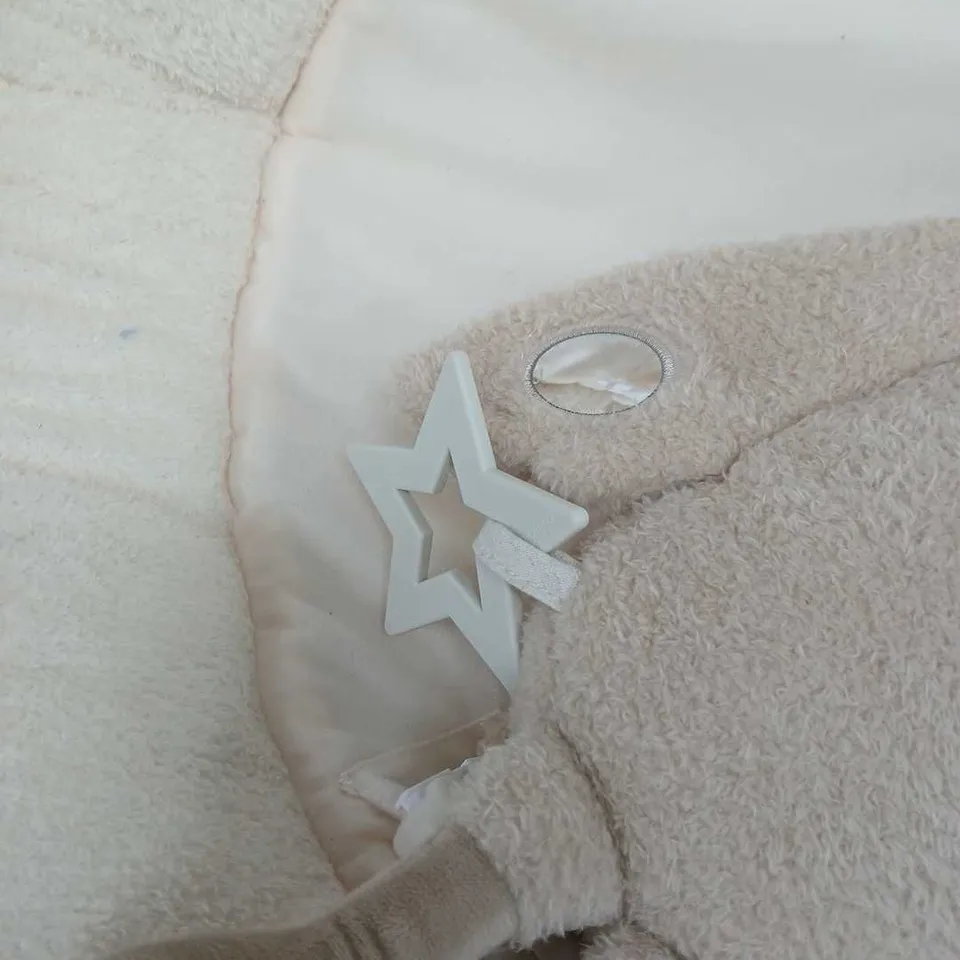 BABY NURSERY ROUND LOUNGE / BABY NEST WITH PLUSH INTERIOR AND STAR/POM-POM DECORATIONS (VERIFY MODEL)