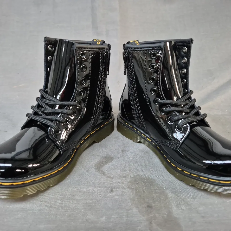 BOXED PAIR OF DR MARTENS CHILDREN'S 1460 ANKLE BOOTS IN BLACK UK SIZE 10