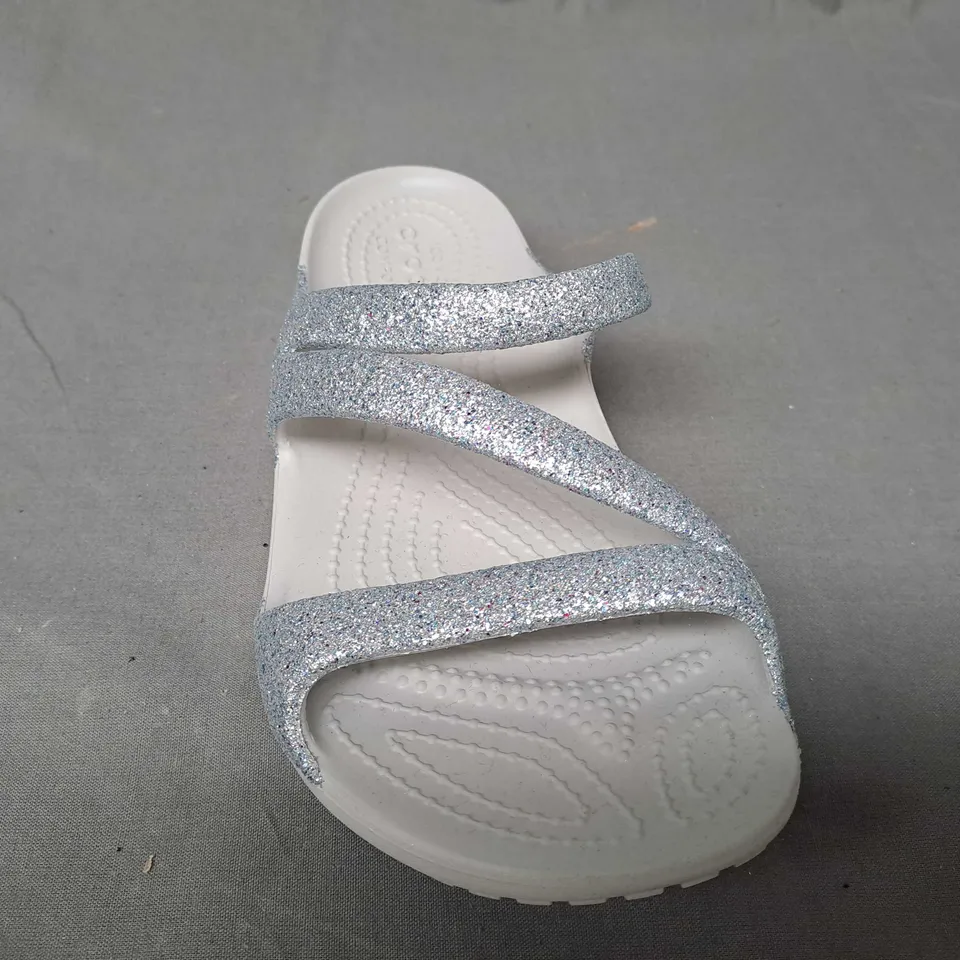 PAIR OF CROCS OPEN TOE SANDALS IN GLITTER MULTICOLOUR SIZE W7