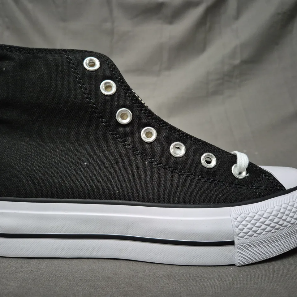 BOXED PAIR OF CONVERSE HI-TOP CANVAS SHOES IN BLACK UK SIZE 6