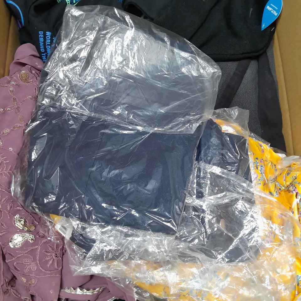 BOX OF APPROXIMATELY 22 ASSORTED CLOTHING ITEMS TO INCUDE - GLOVES , SOCKS , HATS ETC
