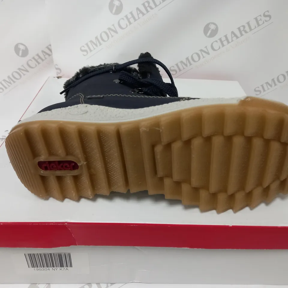 BOXED PAIR OF RIEKER WATER RESISTANT WARM LINED HIKING BOOTS, NAVY - SIZE 7.5