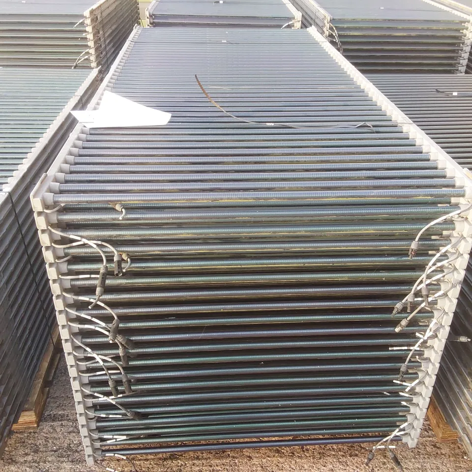 PALLET CONTAINING A LARGE QUANTITY OF SOLYNDRA 200W SOLAR PANELS