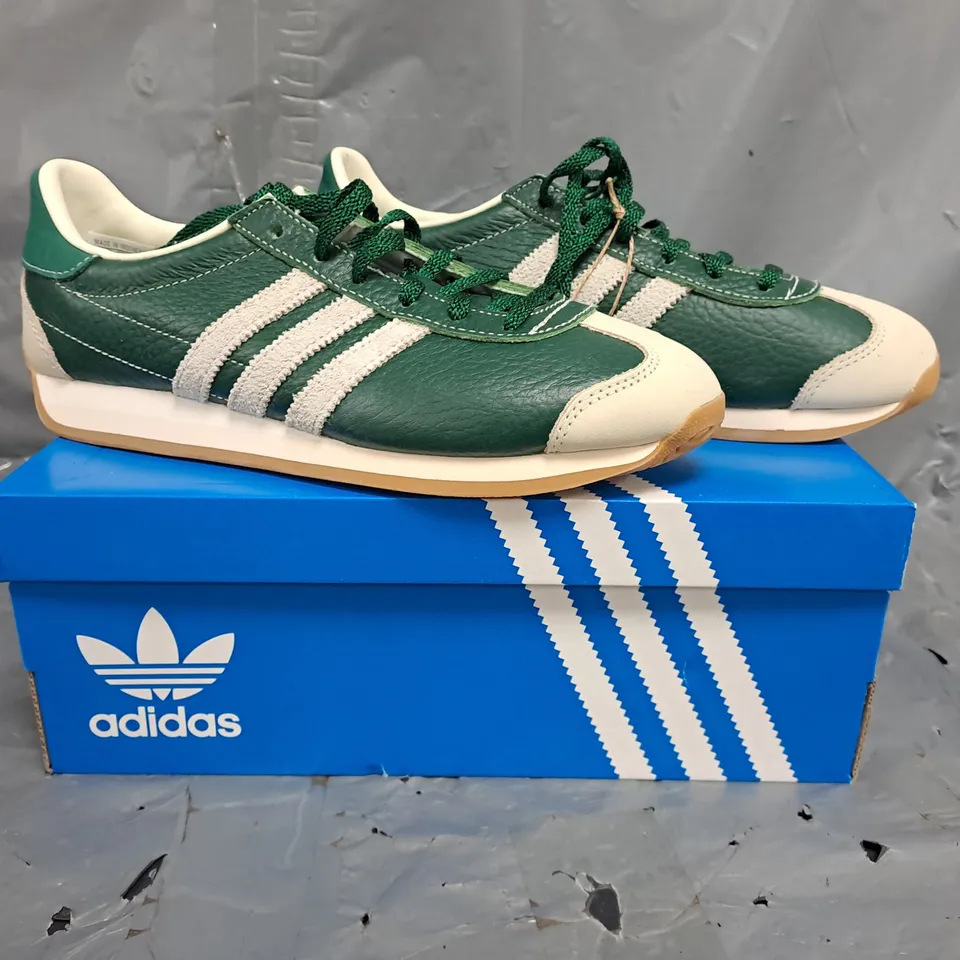 BOXED PAIR OF ADIDAS COUNTRY OG SHOES IN GREEN/WHITE SIZE UK 5