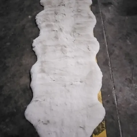 LEHI AREA RUG TABLE TUFTED SHEEPSKIN BEIGE APPROXIMATELY 60X180CM 