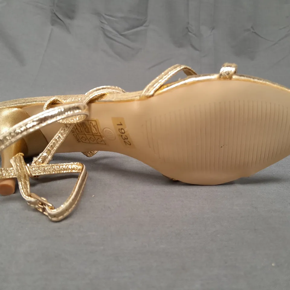 PAIR OF LAVANDA KITTEN HEELS WITH ANKLE STRAPS IN GOLD METALLIC SIZE EU 38