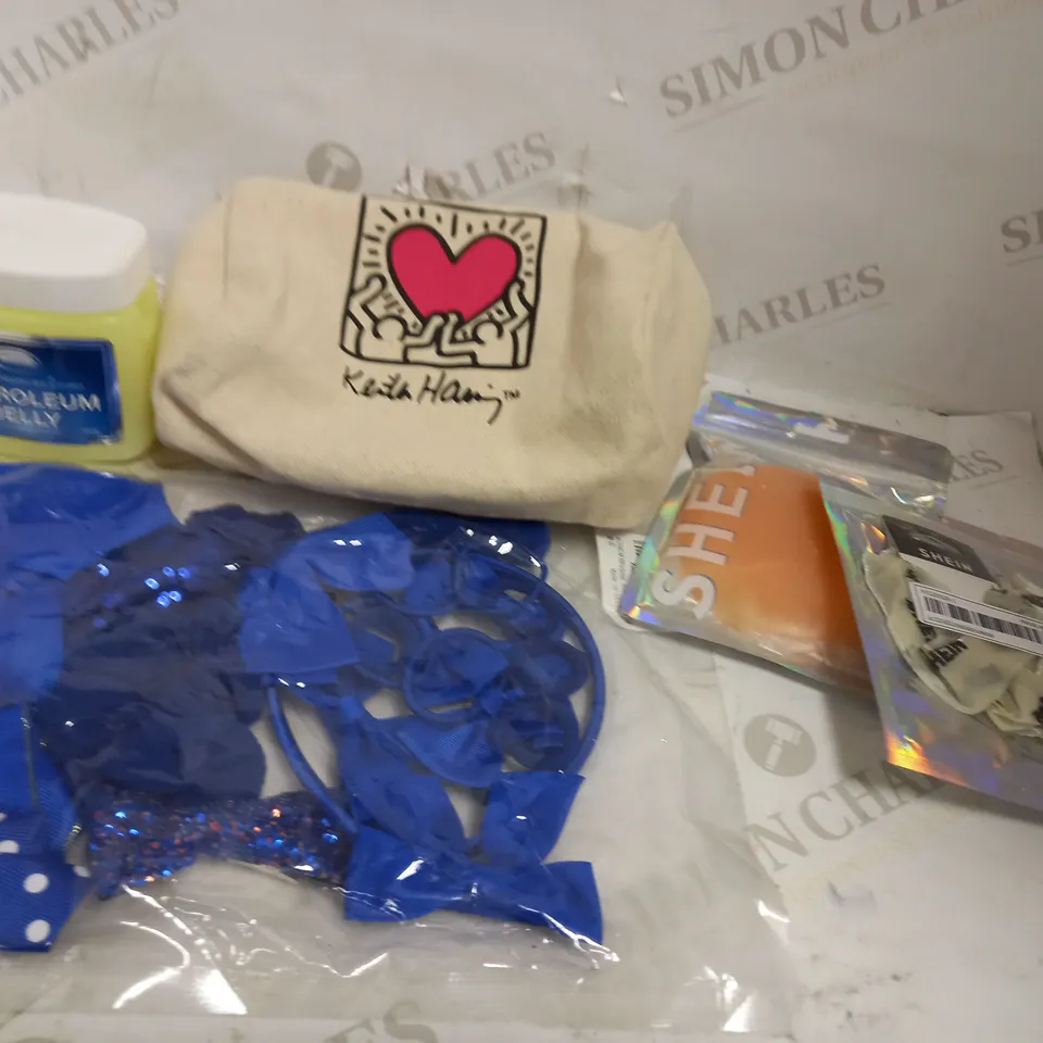 LOT OF APPROXIMATELY 15 ASSORTED HEALTH & BEAUTY ITEMS, TO INCLUDE KEITH HARING DESIGN BAG, BLUE HAIR ACCESSORIES, ETC