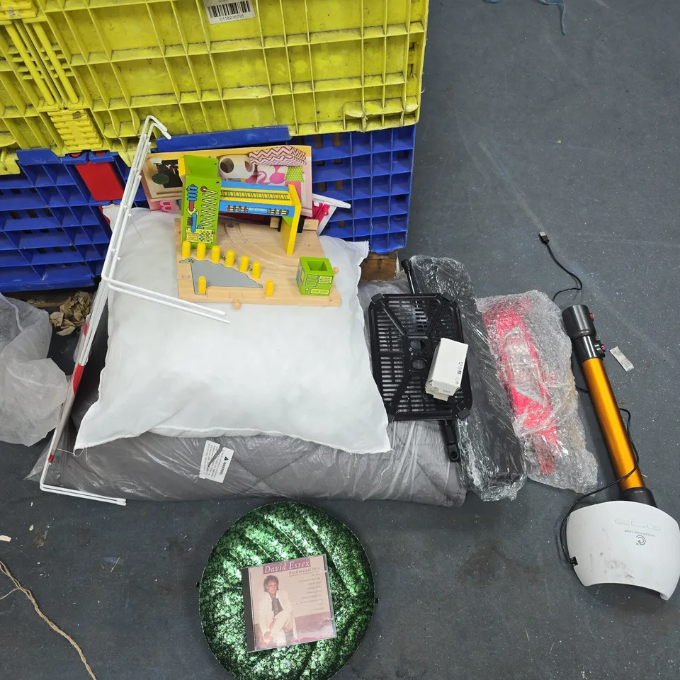 LOT OF ASSORTED HOUSEHOLD ITEMS TO INCLUDE RUGS, JIGSAW PUZZLE AND VARIOUS MEDIA