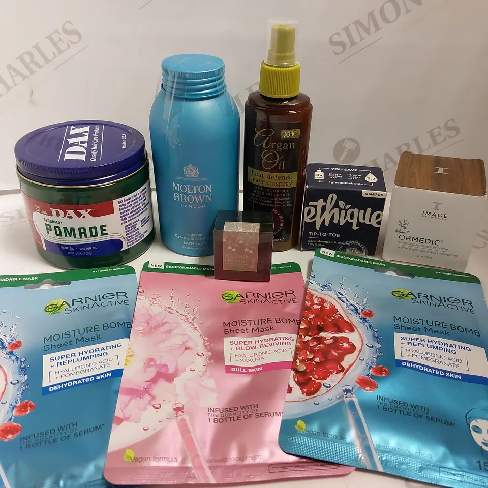 BOX OF APPROX 20 COSMETIC ITEMS TO INCLUDE ETHIQUE SHAMPOO AND SHAVING BALM, MOLTON BROWN BATH SALTS, XHC ARGAN OIL LEAVE IN SPRAY