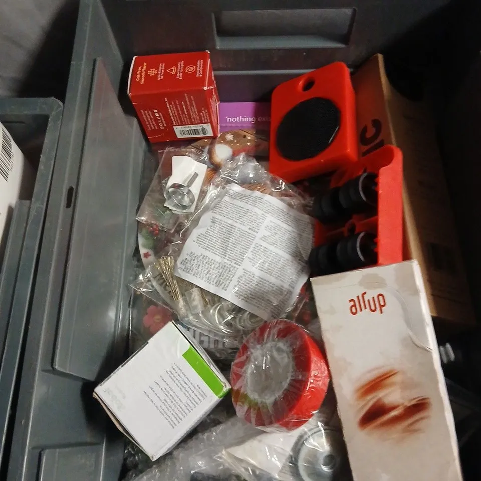 APPROXIMATELY 20 ASSORTED HOUSEHOLD ITEMS TO INCLUDE IN THE GARDEN PENS, FINE STITCH GUN AND A MULTIPURPOSE RATCHET SET