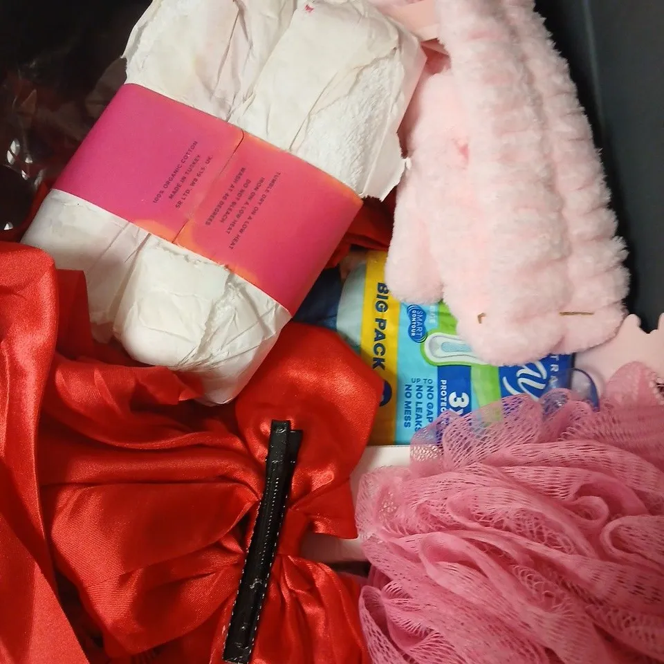 APPROXIMATELY 10 ASSORTED HEALTH & BEAUTY PRODUCTS TO INCLUDE HAIRBRUSH, RAZOR, PADS ETC
