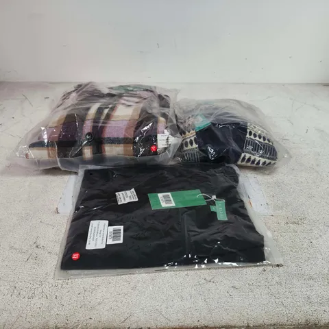 BOX OF APPROXIMATELY 20 ASSORTED CLOTHING ITEMS TO INCLUDE LA MAREY CHECK FLEECE SHIRT ETC