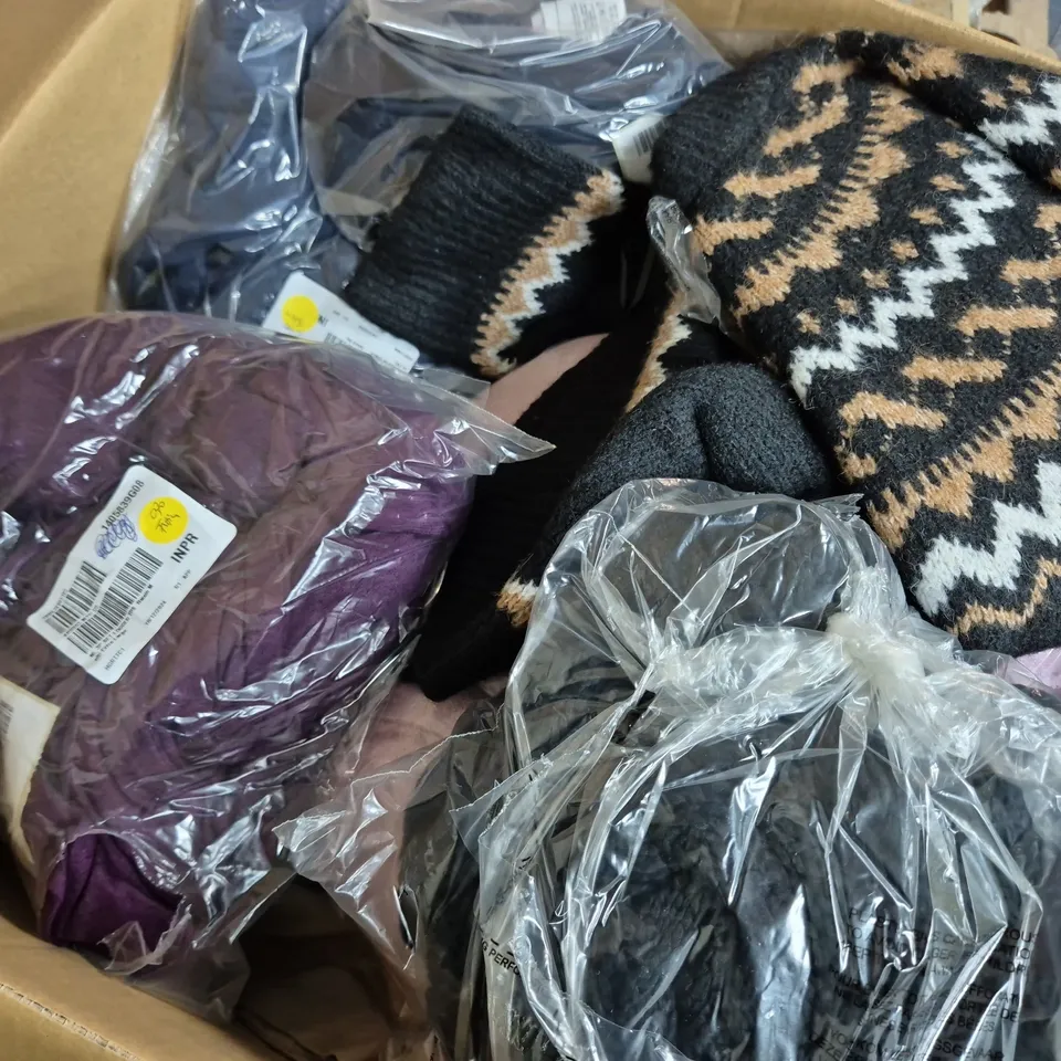 APPROXIMATELY 20 ASSORTED CLOTHING AND FASHION ITEMS IN VARIOUS STYLES, SIZES, AND COLOURS