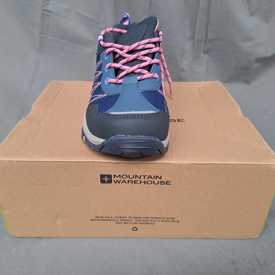BOXED PAIR OF MOUNTAIN WAREHOUSE STAMPEDE KIDS WATERPROOF WALKING SHOES IN BLACK/BLUE/PINK UK SIZE 3