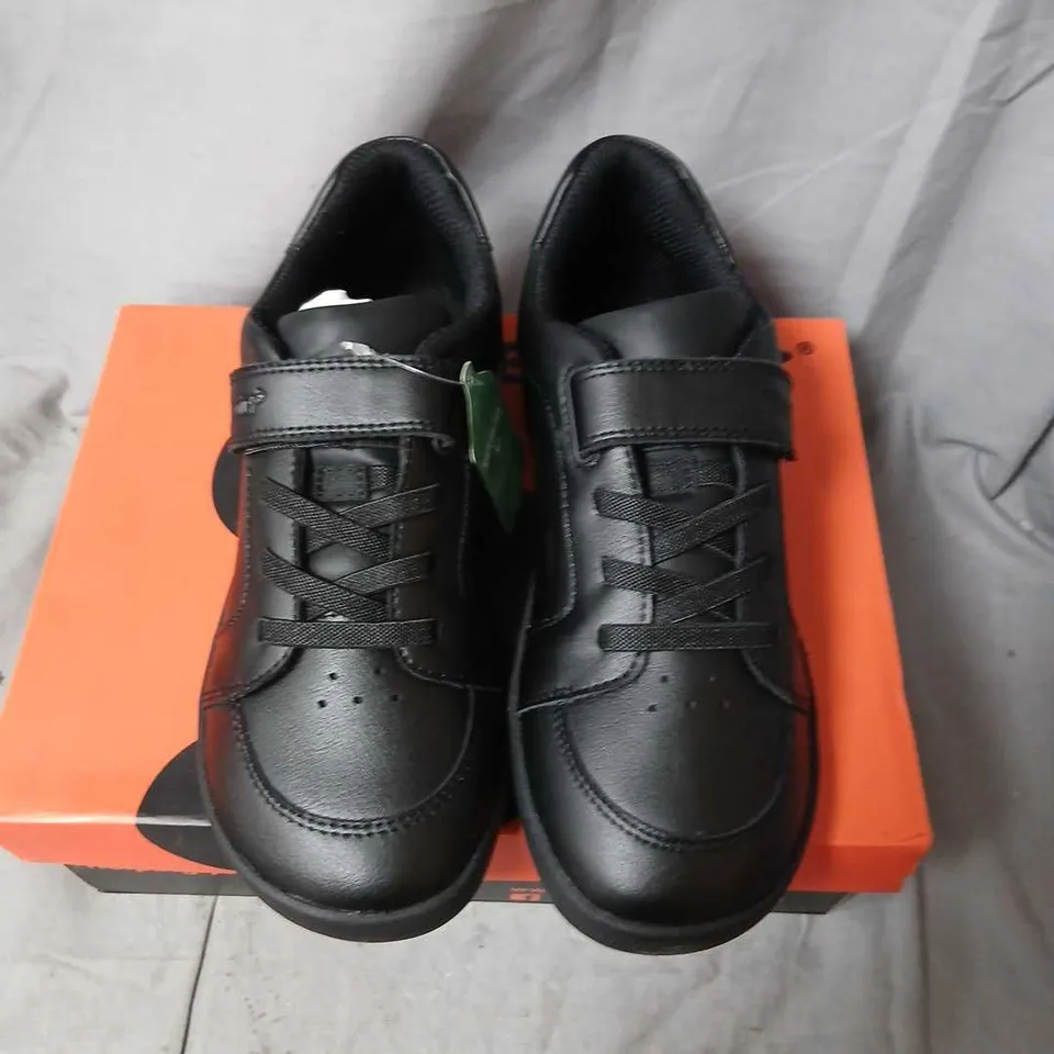 B GREATER HENSON BLACK LEATHER SNEAKERS – UK 2 (EU 34) 