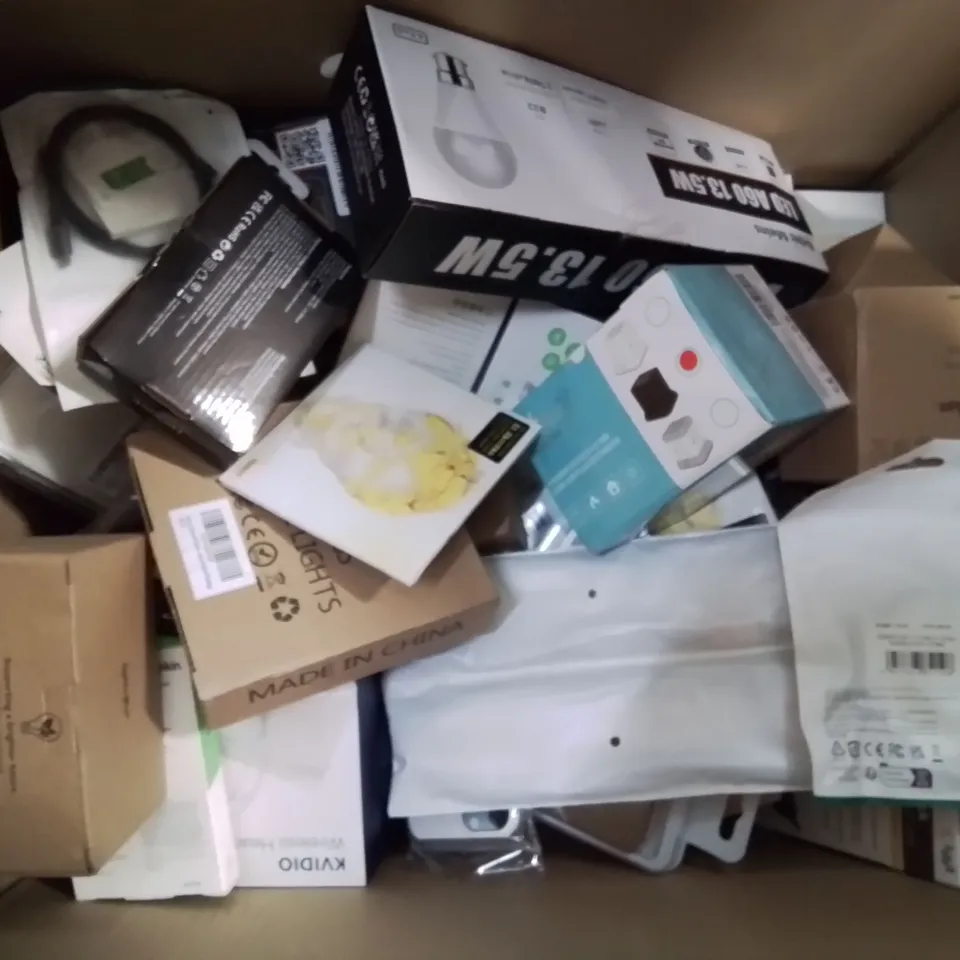 BOX CONTAINING LARGE NUMBER OF BOXED ELECTRONIC GOODS TO INCLUDE: LIGHT BULBS, HEADPHONES, MOUSE GAMING PAD, CHARGER CABLES, PHONE CASES AND LOTS MORE 