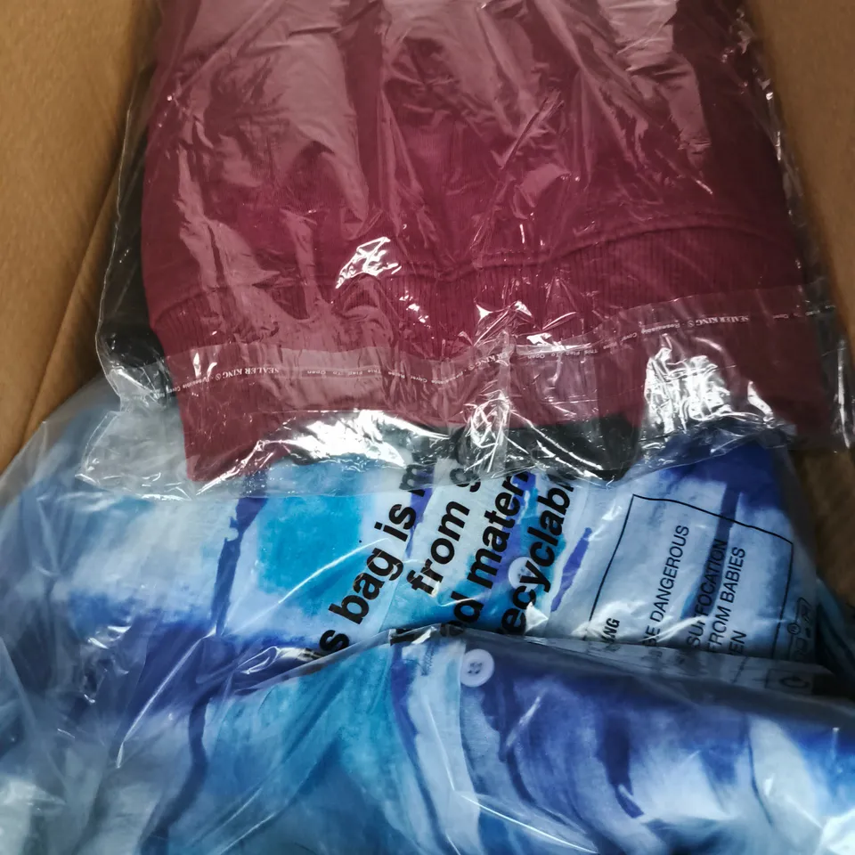 APPROXIMATELY 25 ASSORTED CLOTHING PRODUCTS TO INCLUDE SHIRTS & POLO SHIRTS 