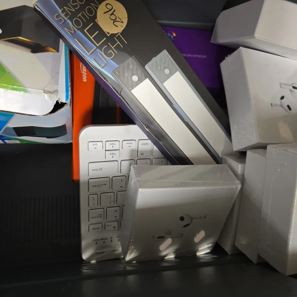 APPROXIMATELY 10 ASSORTED HOUSEHOLD ITEMS TO INCLUDE WIRELESS WI-FI REPEATER, UNBRANDED WIRELESS EARBUDS, ETC