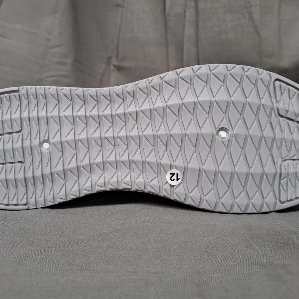 BOXED PAIR OF BXT YOGO FOAM CASUALS KNIT SHOES IN GREY SIZE 12