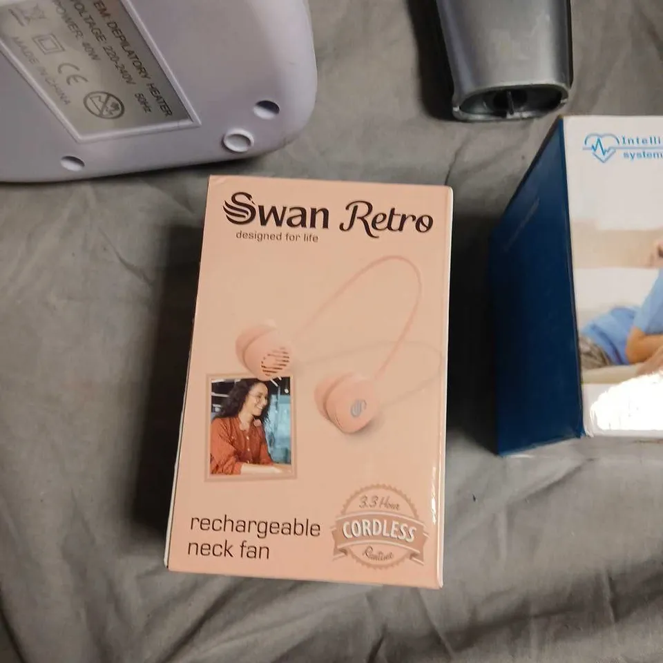 APPROXIMATELY 8 ASSORTED ELECTRICAL ITEMS INCLUDING SWAN RETRO NECK FAN (CORDLESS) & INTELLI SYSTEM BLOOD PRESSURE MONITOR KIT – MIXED ELECTRONICS BUNDLE